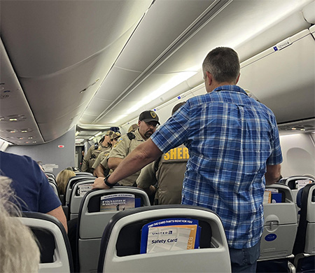 United Airlines Uçağı Krizle Karşılaştı: Kokpite Giriş Tehdidi