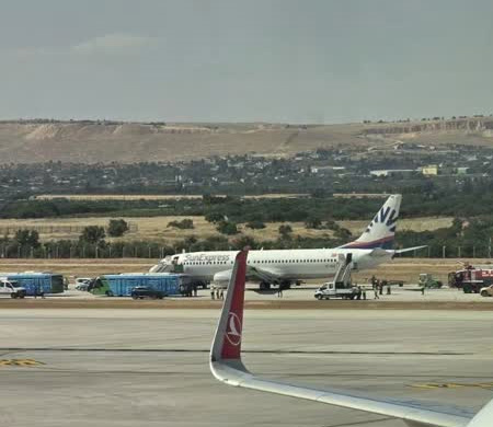 SunExpress Uçağının Gaziantep'ye İnişinde Lastik Patladı